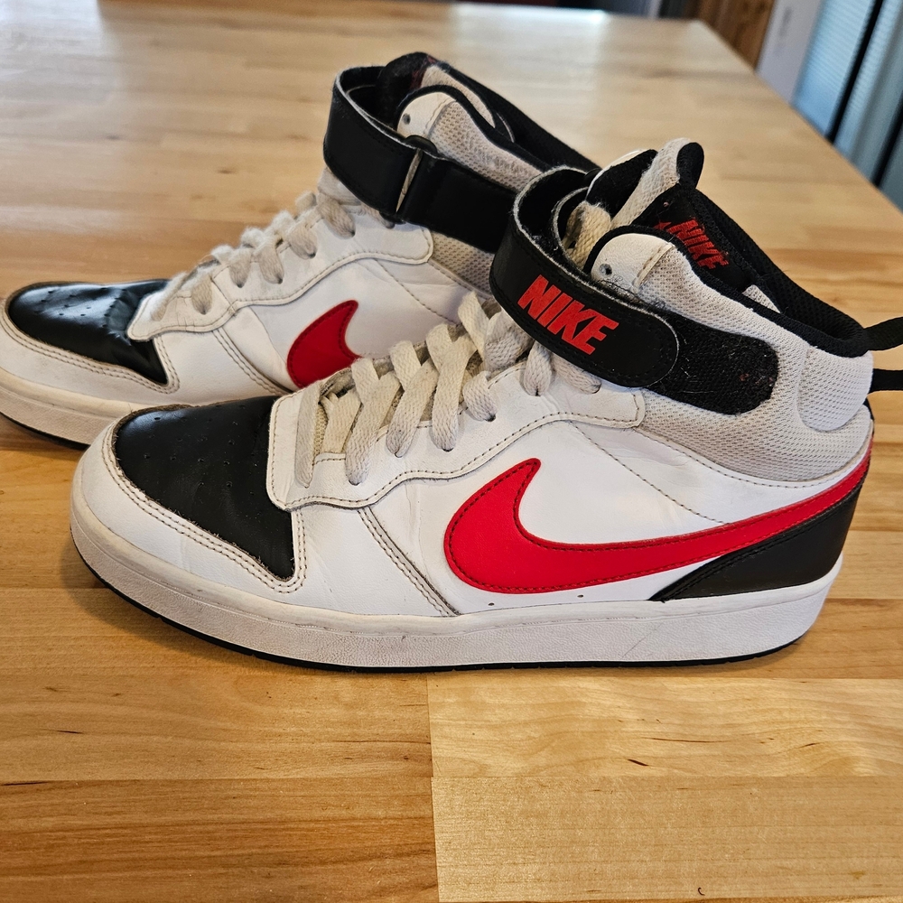 Nike Court Borough Mid 2 Boys Size 7Y